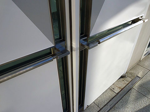 補修のステレンス製ドア 細部