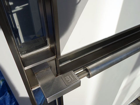 補修のステレンス製ドア 細部